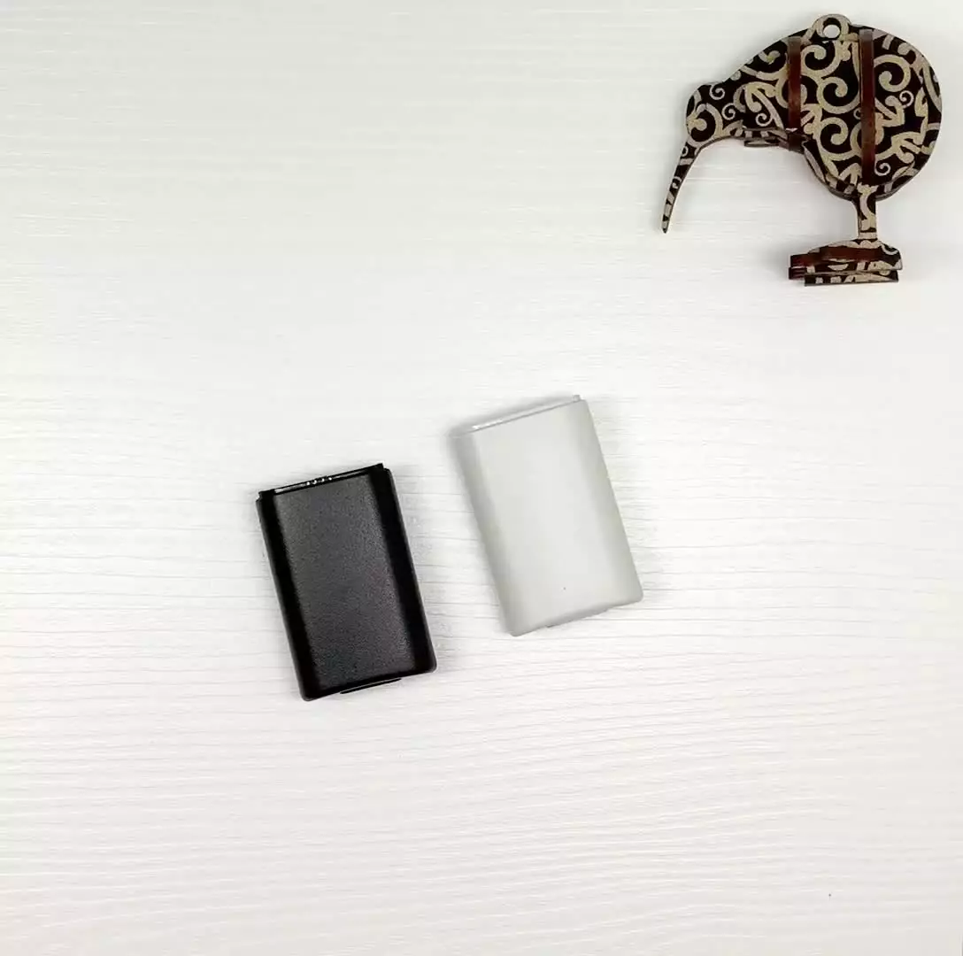 全新副廠電池盒細節展示 金屬彈簧與卡榫