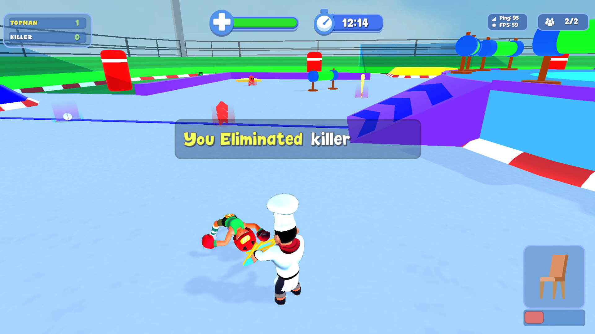 遊戲實機畫面,角色在競技場中持棍棒進行戰鬥