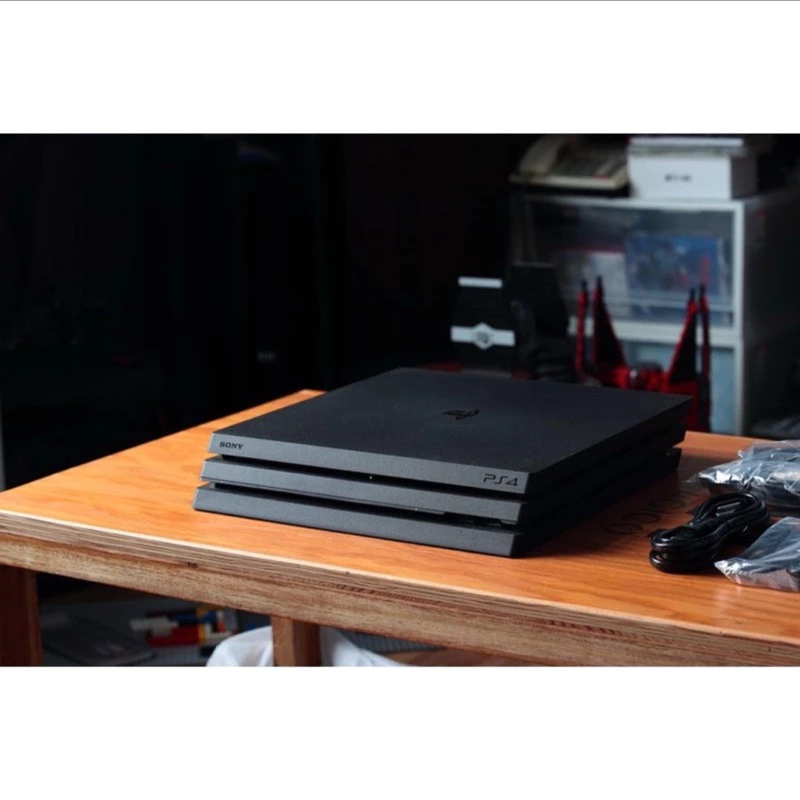 PS4 Pro 冰河白外觀圖