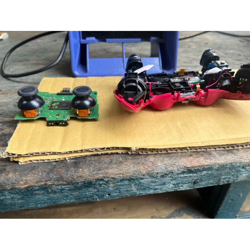 PS5 搖桿維修零件細節