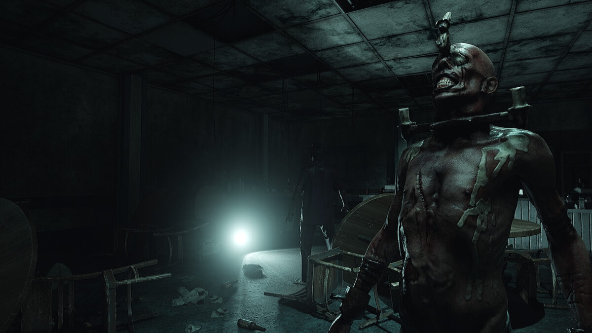 主角在昏暗環境中使用手電筒探索