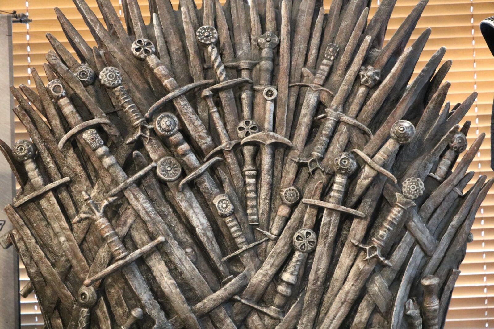 《國王大道》傭兵職業揮舞大斧戰鬥截圖