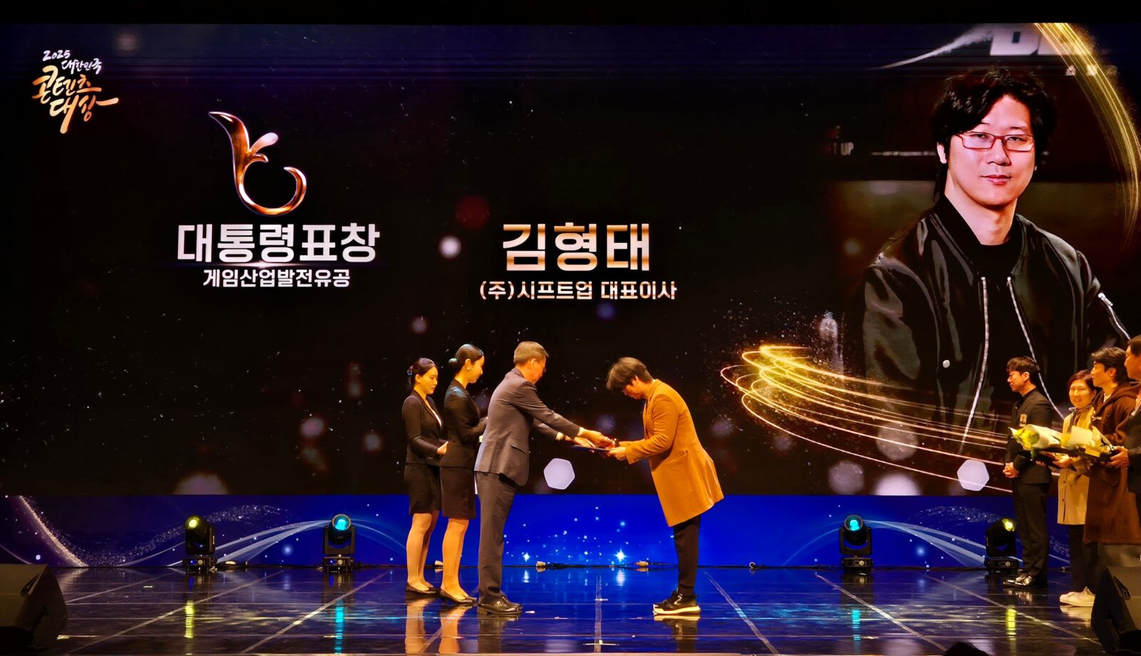 Shift Up 執行長金亨泰在辦公室接受 4Gamer 訪問