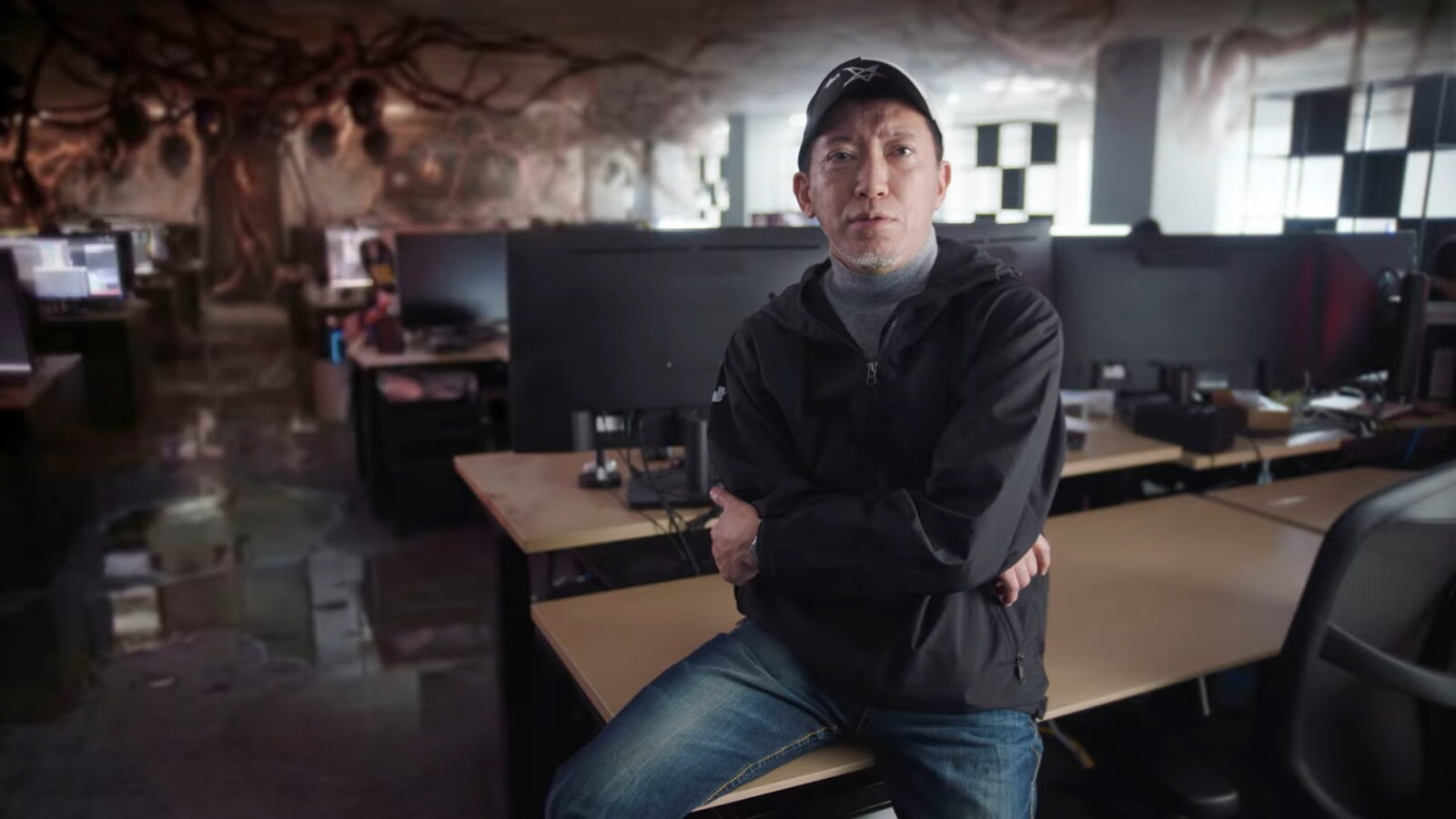 三上真司與 Unbound Games 工作室合影，宣傳影片中出現神祕怪物