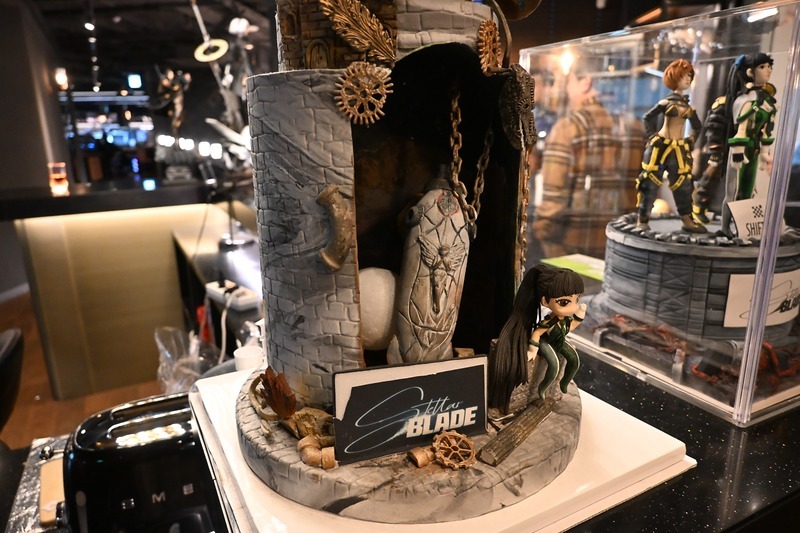 Shift Up 辦公室 12 樓入口，展示 Doro 金像與獎狀