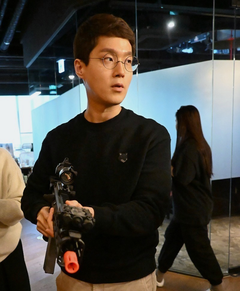 Shift Up 辦公室牆上展示的模型槍，用於驗證遊戲角色持槍姿勢合理性