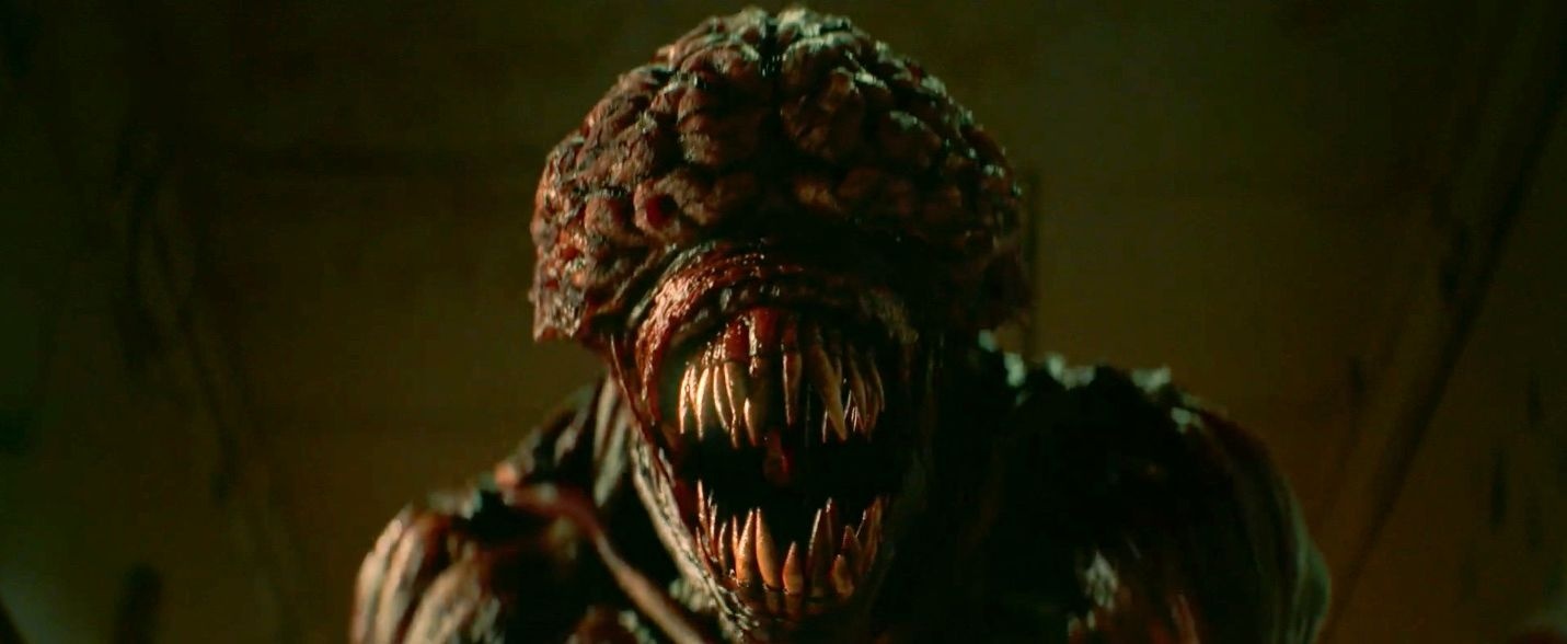 《惡靈古堡》2026電影官方CinemaCon活動宣傳橫幅，展示片名logo與導演陣容